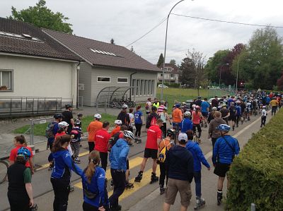 Gemeinsam geht’s offenbar besser. Bereits nach dem zweiten von insgesamt drei Bewegungstagen ist bei «langenthal.bewegt» die vorgegebene Zielsetzung übertroffen worden. Mit 212'952 offiziell registrierten Minuten ist das Total aus dem letztjährigen «Duell der Geschlechter» bereits übertroffen worden. Dazu beigetragen haben am Donnerstag unter anderem:
- die 300 Kindergärtner, die sich an der Kindergarten-Olympiade sechs Stunden lang bewegt haben;
- die einmal mehr in imponierender Zahl zum «City-Skate» angetretenen Inline-Skater am abendlichen Kreuz und Quer durch die Stadt;
- die überaus vielen Schulklassen, die sich auch am Donnerstag in ihrer Turnstunde bei «langenthal.bewegt» engagiert haben.

Imposantes Kindergarten-Olympia. Mit einer eindrücklichen Eröffnungsfeier mit Sternmarsch aller 15 Langenthaler Kindergarten-Klassen sind am Donnerstagvormittag die alle zwei Jahre stattfindenden olympischen Spiele der Jüngsten gestartet worden. Anschliessend betätigten sich die einzelnen Klassen an den verschiedenen Posten aktiv, und kurz nach 14 Uhr traf man sich mit Fanfare und Schlachtruf zur Schlussfeier mit Medaillenübergabe. Fehlen durfte dabei natürlich nicht das traditionelle Maskottchen, der putzige Hase «Hoppel», der für das gemeinsame Aufwärmen und die Medaillenübergabe verantwortlich war.

Aktive Schulklassen. Stellvertretend für die vielen Schulklassen bei «langenthal.bewegt» seien hier zwei positiv registrierte Auftritte erwähnt: zum einen die geschlossen antretenden Klassen des Schulzentrums Elzmatte – kein Wunder beim diesjährigen Elzmatte-Jahresmotto «bewegen»; zum andern die riesige Gruppe des Schulsport-Faches Mini-Volleyball, die mit rund 40 Jugendlichen zum Ausdauer-Wettbewerb angetreten ist.

Imposanter City-Skate. Das abendliche Treffen der schnellen Flitzer auf den kleinen Rollen ist einmal mehr zu einem optischen aber auch zum zahlenmässigen Highlight geworden. Ein fast nicht endendwollender Skater-Tatzelwurm bewegte sich auch diesmal, angeführt von einer Polizeipatrouille, kreuz und quer durch die Stadt. Mit dabei natürlich sämtliche Nachwuchs-Teams des SCL, dazu aktive Spieler der zweiten Mannschaft und des NLB-Meisterteams, aber auch zahlreiche Hobby-Skater und sogar mehrere Einradfahrer/innen. Nach rund einer Stunde liessen es sich die routinierten Roller nicht nehmen, sich nochmals – diesmal etwas zügiger – auf den Weg durch Langenthals Strassen zu machen.