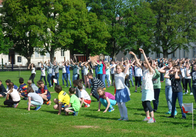 Probe zum "Showdown" vom Freitag: In der grossen Pause der Kreuzfeld-Schulen haben sich am Donnerstag-Vormittag die Schülerinnen und Schüler zur ersten Gesamtprobe für den tänzerischen "Flash-Mob" vom Freitagmittag getroffen. Unter Anleitung von Christa Rytz vom Dance Center Langenthal haben rund 750 Jugendliche erstmals den Tanz gemeinsam vorgeführt, den sie vorher in den einzelnen Klassen unter Anleitung ihrer Lehrkräfte eingeübt hatten. Christa Rytz hat den Tanz kreiert und vor einiger Zeit allen angemeldeten Schulklassen ein Übungs-Video zugestellt. Sie zeigte sich bei der ersten Gesamtprobe sehr zufrieden über die gute Vorbereitung und freut sich darauf, wenn am Freitagmittag um 11.15 Uhr über 50 Schulklassen aus Langenthal, Aarwangen, Lotzwil, Roggwil und Thunstetten-Bützberg mit insgesamt rund 850 Schülerinnen und Schülern das Ganze in einheitlichem Outfit vor hoffentlich viel Publikum vorführen werden. "Langenthal bewegt" tanzt - ein echtes Spektakel mit Musik und Bewegung, das man nicht verpassen sollte..