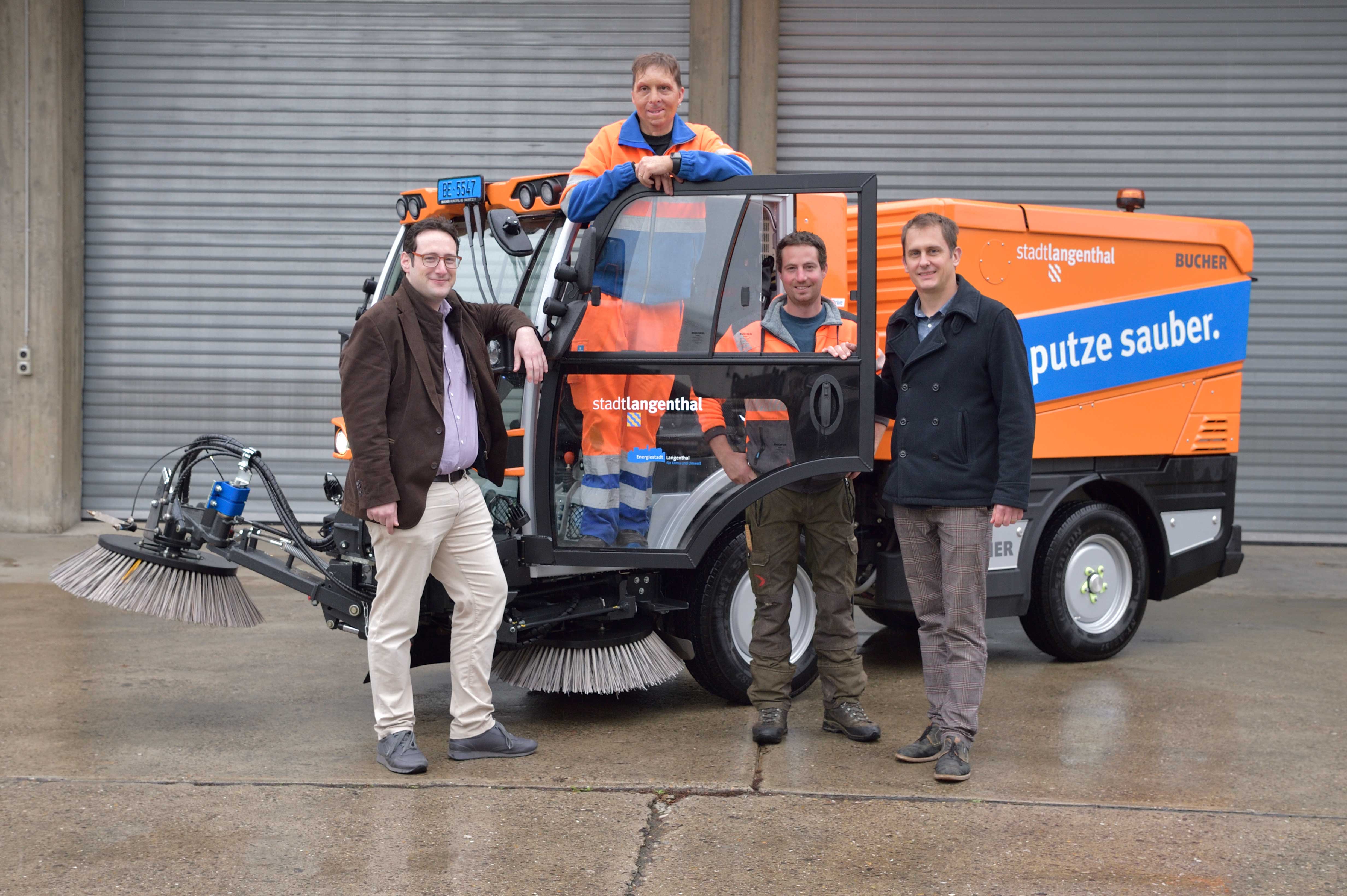 Übergabe der neuen E-Wischmaschine mit Gemeinderat Michael Schär, Chauffeur Walter Schär, Werkhofchef Peter Fiechter und Fachbereichsleiter Pierre Masson