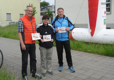 Guter Start - spannendes "Duell der Geschlechter":
Guter Start für "Langenthal bewegt". Bei idealem Wetter haben sich bereits am ersten Abend viele Langenthalerinnen und Langenthaler bewegt - nicht nur, denn erstmals sind ja in diesem Jahr auch Nachbargemeinden mit von der Partie. Und da hat sich bereits am ersten Tag Aarwangen kräftig ins Zeug gelegt. Einheitlich, in schmucke hellblaue Shirts gekleidet, ist zuerst eine grössere Frauengruppe aus dem Nachbardorf auf die Walking-Strecke gegangen, und später hat dann sogar das Aarwanger Gemeinderatsbüro per Bike Bewegungsminuten gesammelt.
Aber auch Langenthaler Prominenz hat sich bereits am ersten Abend blicken lassen. Gemeinderat und "Sportminister" Daniel Rüegger war per Bike unterwegs, Stadtrat und LVL-Vizepräsident Daniel Steiner ging auf den Lauf-Trail, und Architekt und SCL-Boss Stephan Anliker betätigte sich gleich mit einem Teil seiner Belegschaft sportlich. Daneben Einzelpersonen, Gruppen, Vereine und - auf dem Kreuzfeld-Areal selber - viele Vereine, die ihr Training hierher verlegt haben, so zum Beispiel die Schülerinnen und Schüler der LV Langenthal, mehrere Schüler- und Juniorenteams des FC Langenthal, die Unihockeyspieler von ULA, das Einradteam Oberaargau und die Orientierungsläufer von der OLV Langenthal. Weitere Aktivitäten aber auch im Skaterpark, an der Kletterwand in der Dreifach-Halle, und sogar der neue Kinderspielplatz beim Schulhaus K2 wurde in die Aktion mit einbezogen.

Ausgeglichenes Duell
Am Ende des ersten Abends stand das "Duell der Geschlechter" fast auf die Minute genau unentschieden, nämlich: Manne/Giele = 15'998 Minuten / Froue/Meitli = 15'625 Minuten. Das sind zusammengezählt über 31'000 Minuten - da fehlt noch Einiges bis zum angestrebten Ziel von total 200'000 Bewegungsminuten. Dieses Ziel wurde letztes Jahr übertroffen, allerdings nicht zuletzt dank rund 50'000 Bewegungsminuten aus der nur alle zwei Jahre durchgeführten Kindergarten-Olympiade.
