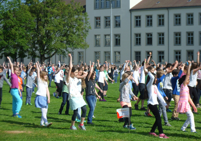 Probe zum "Showdown" vom Freitag: In der grossen Pause der Kreuzfeld-Schulen haben sich am Donnerstag-Vormittag die Schülerinnen und Schüler zur ersten Gesamtprobe für den tänzerischen "Flash-Mob" vom Freitagmittag getroffen. Unter Anleitung von Christa Rytz vom Dance Center Langenthal haben rund 750 Jugendliche erstmals den Tanz gemeinsam vorgeführt, den sie vorher in den einzelnen Klassen unter Anleitung ihrer Lehrkräfte eingeübt hatten. Christa Rytz hat den Tanz kreiert und vor einiger Zeit allen angemeldeten Schulklassen ein Übungs-Video zugestellt. Sie zeigte sich bei der ersten Gesamtprobe sehr zufrieden über die gute Vorbereitung und freut sich darauf, wenn am Freitagmittag um 11.15 Uhr über 50 Schulklassen aus Langenthal, Aarwangen, Lotzwil, Roggwil und Thunstetten-Bützberg mit insgesamt rund 850 Schülerinnen und Schülern das Ganze in einheitlichem Outfit vor hoffentlich viel Publikum vorführen werden. "Langenthal bewegt" tanzt - ein echtes Spektakel mit Musik und Bewegung, das man nicht verpassen sollte.