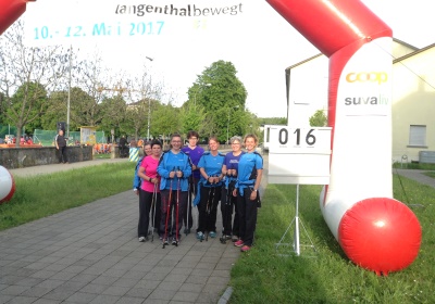«Zäme bewege» - Das Motto zum diesjährigen «langenthal.bewegt» ist gut angekommen. Bereits am ersten Tag sind zahlreiche Gruppen zum gemeinsamen Minuten-Sammeln im Event-Zentrum «Kreuzfeld» angetreten. Selbstverständlich sind aber auch Einzelpersonen und individuelle Bewegungs-Aktionen jederzeit willkommen. Das Resultat der ersten 5 Stunden von «langenthal.bewegt» 2017 = 23'754 Bewegungsminuten. Zum Resultat vom Vorjahr fehlen somit noch rund 180'000 Minuten. Das schaffen wir!

Gruppen-Selfies finden Beachtung - Die Idee, von jeder Gruppe beim Antreten ein Foto zu schiessen und auf einen Grossbildschirm zu laden, kommt bei den Leuten gut an. Immer wieder werden die endlos abgespielten Bilder betrachtet und natürlich nehmen alle registrierten Gruppen am speziellen Wettbewerb teil.

Als erste unterwegs – Bereits am Vormittag ist die Klasse von Lehrer Hans Hofer zu einer ausgiebigen Bike-Tour gestartet. 24 Schüler/innen und ihr Lehrer waren zusammen viereinhalb Stunden unterwegs und haben so als Gruppe fast 7'000 Bewegungsminuten gesammelt. Bravo!

Aktive Stadtregierung – 5 von 7 Gemeinderäten sind am späten Nachmittag auf den Fuss-Trail gegangen. Mit dabei Stadtpräsident, Vizestadtpräsident und – eigentlich fast von Amtes wegen – die Sportministerin. Während einer guten Stunde haben auch die Magistraten mit Bewegungsminuten zum Ergebnis beigetragen.

Die «wilden» Biker aus Aarwangen – Alle Jahre dabei sind auch die sportlichen Fahrer des Bike-Teams Muemetu. Mit ihren Hightech-Bikes und im einheitlichen Renndress waren sie bereits am ersten Tag nicht nur schnell, sondern auch lang unterwegs.

Qi Gong und Tai Chi Chuen – Völlig neue Bewegungsgefühle vermittelt Ralph Juchli mit seinen fernöstlichen Bewegungskünsten. Erfreulich viele Interessierte liessen sich von ihm in die Geheimnisse dieser hierzulande noch wenig bekannten Bewegungsformen einweihen. Aktiv mit dabei sogar die Berichterstatterin des «Tägus»; da sind wir gespannt auf die Live-Reportage.

Beliebte Angebote – Nach wie vor erleben die wiederum abwechslungsreich ausgeschilderten Trails für Läufer, Jogger, Walker und Wanderer einen guten Zuspruch. Immer mehr Leute sind aber auch per Bike unterwegs. Und auf dem «Kreuzfeld» selber wird natürlich – wie überall, wenn der Nachwuchs dabei ist – eifrig Fussball gespielt. Die Streetsoccer-Anlage ist jedenfalls permanent besetzt.

Die grössten Gruppen am ersten Tag waren die Boys vom Schülertraining der LVL mit über 30 Teilnehmenden, gleich zwei Junioren-Teams des FCL, die Radfahrergruppe der Pro Senectute und natürlich die eingangs erwähnte Schulklasse von Hans Hofer.