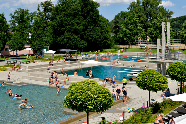 Das Bild zeigt das Schwimmbad Langenthal