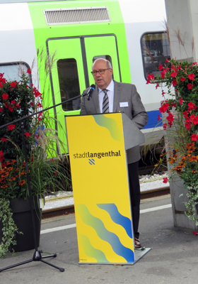Nach dem offiziellen Akt wendet sich Taufpate Peter Kämpfer der Lantal Textiles AG, welche den Stoff für die Sitzbezüge geliefert hat, an die Anwesenden.