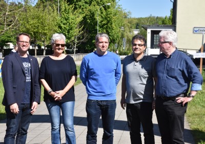 «Zäme bewege» - Das Motto zum diesjährigen «langenthal.bewegt» ist gut angekommen. Bereits am ersten Tag sind zahlreiche Gruppen zum gemeinsamen Minuten-Sammeln im Event-Zentrum «Kreuzfeld» angetreten. Selbstverständlich sind aber auch Einzelpersonen und individuelle Bewegungs-Aktionen jederzeit willkommen. Das Resultat der ersten 5 Stunden von «langenthal.bewegt» 2017 = 23'754 Bewegungsminuten. Zum Resultat vom Vorjahr fehlen somit noch rund 180'000 Minuten. Das schaffen wir!

Gruppen-Selfies finden Beachtung - Die Idee, von jeder Gruppe beim Antreten ein Foto zu schiessen und auf einen Grossbildschirm zu laden, kommt bei den Leuten gut an. Immer wieder werden die endlos abgespielten Bilder betrachtet und natürlich nehmen alle registrierten Gruppen am speziellen Wettbewerb teil.

Als erste unterwegs – Bereits am Vormittag ist die Klasse von Lehrer Hans Hofer zu einer ausgiebigen Bike-Tour gestartet. 24 Schüler/innen und ihr Lehrer waren zusammen viereinhalb Stunden unterwegs und haben so als Gruppe fast 7'000 Bewegungsminuten gesammelt. Bravo!

Aktive Stadtregierung – 5 von 7 Gemeinderäten sind am späten Nachmittag auf den Fuss-Trail gegangen. Mit dabei Stadtpräsident, Vizestadtpräsident und – eigentlich fast von Amtes wegen – die Sportministerin. Während einer guten Stunde haben auch die Magistraten mit Bewegungsminuten zum Ergebnis beigetragen.

Die «wilden» Biker aus Aarwangen – Alle Jahre dabei sind auch die sportlichen Fahrer des Bike-Teams Muemetu. Mit ihren Hightech-Bikes und im einheitlichen Renndress waren sie bereits am ersten Tag nicht nur schnell, sondern auch lang unterwegs.

Qi Gong und Tai Chi Chuen – Völlig neue Bewegungsgefühle vermittelt Ralph Juchli mit seinen fernöstlichen Bewegungskünsten. Erfreulich viele Interessierte liessen sich von ihm in die Geheimnisse dieser hierzulande noch wenig bekannten Bewegungsformen einweihen. Aktiv mit dabei sogar die Berichterstatterin des «Tägus»; da sind wir gespannt auf die Live-Reportage.

Beliebte Angebote – Nach wie vor erleben die wiederum abwechslungsreich ausgeschilderten Trails für Läufer, Jogger, Walker und Wanderer einen guten Zuspruch. Immer mehr Leute sind aber auch per Bike unterwegs. Und auf dem «Kreuzfeld» selber wird natürlich – wie überall, wenn der Nachwuchs dabei ist – eifrig Fussball gespielt. Die Streetsoccer-Anlage ist jedenfalls permanent besetzt.

Die grössten Gruppen am ersten Tag waren die Boys vom Schülertraining der LVL mit über 30 Teilnehmenden, gleich zwei Junioren-Teams des FCL, die Radfahrergruppe der Pro Senectute und natürlich die eingangs erwähnte Schulklasse von Hans Hofer.