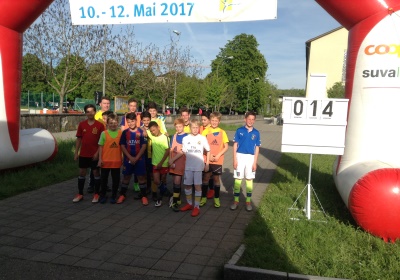 «Zäme bewege» - Das Motto zum diesjährigen «langenthal.bewegt» ist gut angekommen. Bereits am ersten Tag sind zahlreiche Gruppen zum gemeinsamen Minuten-Sammeln im Event-Zentrum «Kreuzfeld» angetreten. Selbstverständlich sind aber auch Einzelpersonen und individuelle Bewegungs-Aktionen jederzeit willkommen. Das Resultat der ersten 5 Stunden von «langenthal.bewegt» 2017 = 23'754 Bewegungsminuten. Zum Resultat vom Vorjahr fehlen somit noch rund 180'000 Minuten. Das schaffen wir!

Gruppen-Selfies finden Beachtung - Die Idee, von jeder Gruppe beim Antreten ein Foto zu schiessen und auf einen Grossbildschirm zu laden, kommt bei den Leuten gut an. Immer wieder werden die endlos abgespielten Bilder betrachtet und natürlich nehmen alle registrierten Gruppen am speziellen Wettbewerb teil.

Als erste unterwegs – Bereits am Vormittag ist die Klasse von Lehrer Hans Hofer zu einer ausgiebigen Bike-Tour gestartet. 24 Schüler/innen und ihr Lehrer waren zusammen viereinhalb Stunden unterwegs und haben so als Gruppe fast 7'000 Bewegungsminuten gesammelt. Bravo!

Aktive Stadtregierung – 5 von 7 Gemeinderäten sind am späten Nachmittag auf den Fuss-Trail gegangen. Mit dabei Stadtpräsident, Vizestadtpräsident und – eigentlich fast von Amtes wegen – die Sportministerin. Während einer guten Stunde haben auch die Magistraten mit Bewegungsminuten zum Ergebnis beigetragen.

Die «wilden» Biker aus Aarwangen – Alle Jahre dabei sind auch die sportlichen Fahrer des Bike-Teams Muemetu. Mit ihren Hightech-Bikes und im einheitlichen Renndress waren sie bereits am ersten Tag nicht nur schnell, sondern auch lang unterwegs.

Qi Gong und Tai Chi Chuen – Völlig neue Bewegungsgefühle vermittelt Ralph Juchli mit seinen fernöstlichen Bewegungskünsten. Erfreulich viele Interessierte liessen sich von ihm in die Geheimnisse dieser hierzulande noch wenig bekannten Bewegungsformen einweihen. Aktiv mit dabei sogar die Berichterstatterin des «Tägus»; da sind wir gespannt auf die Live-Reportage.

Beliebte Angebote – Nach wie vor erleben die wiederum abwechslungsreich ausgeschilderten Trails für Läufer, Jogger, Walker und Wanderer einen guten Zuspruch. Immer mehr Leute sind aber auch per Bike unterwegs. Und auf dem «Kreuzfeld» selber wird natürlich – wie überall, wenn der Nachwuchs dabei ist – eifrig Fussball gespielt. Die Streetsoccer-Anlage ist jedenfalls permanent besetzt.

Die grössten Gruppen am ersten Tag waren die Boys vom Schülertraining der LVL mit über 30 Teilnehmenden, gleich zwei Junioren-Teams des FCL, die Radfahrergruppe der Pro Senectute und natürlich die eingangs erwähnte Schulklasse von Hans Hofer.