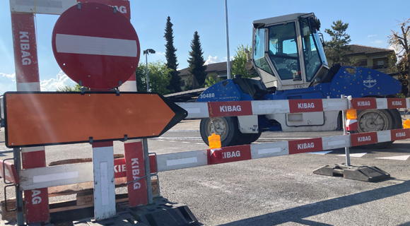 Das Bild zeigt eine Strassenbaustelle mit Absperrungen, Umleitung und Walze