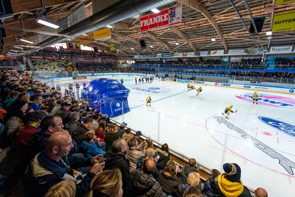 Das Bild zeigt die Eisfläche der Kunsteisbahn