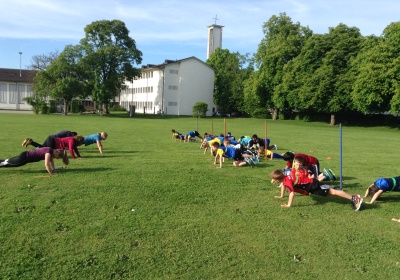 «Zäme bewege» - Das Motto zum diesjährigen «langenthal.bewegt» ist gut angekommen. Bereits am ersten Tag sind zahlreiche Gruppen zum gemeinsamen Minuten-Sammeln im Event-Zentrum «Kreuzfeld» angetreten. Selbstverständlich sind aber auch Einzelpersonen und individuelle Bewegungs-Aktionen jederzeit willkommen. Das Resultat der ersten 5 Stunden von «langenthal.bewegt» 2017 = 23'754 Bewegungsminuten. Zum Resultat vom Vorjahr fehlen somit noch rund 180'000 Minuten. Das schaffen wir!

Gruppen-Selfies finden Beachtung - Die Idee, von jeder Gruppe beim Antreten ein Foto zu schiessen und auf einen Grossbildschirm zu laden, kommt bei den Leuten gut an. Immer wieder werden die endlos abgespielten Bilder betrachtet und natürlich nehmen alle registrierten Gruppen am speziellen Wettbewerb teil.

Als erste unterwegs – Bereits am Vormittag ist die Klasse von Lehrer Hans Hofer zu einer ausgiebigen Bike-Tour gestartet. 24 Schüler/innen und ihr Lehrer waren zusammen viereinhalb Stunden unterwegs und haben so als Gruppe fast 7'000 Bewegungsminuten gesammelt. Bravo!

Aktive Stadtregierung – 5 von 7 Gemeinderäten sind am späten Nachmittag auf den Fuss-Trail gegangen. Mit dabei Stadtpräsident, Vizestadtpräsident und – eigentlich fast von Amtes wegen – die Sportministerin. Während einer guten Stunde haben auch die Magistraten mit Bewegungsminuten zum Ergebnis beigetragen.

Die «wilden» Biker aus Aarwangen – Alle Jahre dabei sind auch die sportlichen Fahrer des Bike-Teams Muemetu. Mit ihren Hightech-Bikes und im einheitlichen Renndress waren sie bereits am ersten Tag nicht nur schnell, sondern auch lang unterwegs.

Qi Gong und Tai Chi Chuen – Völlig neue Bewegungsgefühle vermittelt Ralph Juchli mit seinen fernöstlichen Bewegungskünsten. Erfreulich viele Interessierte liessen sich von ihm in die Geheimnisse dieser hierzulande noch wenig bekannten Bewegungsformen einweihen. Aktiv mit dabei sogar die Berichterstatterin des «Tägus»; da sind wir gespannt auf die Live-Reportage.

Beliebte Angebote – Nach wie vor erleben die wiederum abwechslungsreich ausgeschilderten Trails für Läufer, Jogger, Walker und Wanderer einen guten Zuspruch. Immer mehr Leute sind aber auch per Bike unterwegs. Und auf dem «Kreuzfeld» selber wird natürlich – wie überall, wenn der Nachwuchs dabei ist – eifrig Fussball gespielt. Die Streetsoccer-Anlage ist jedenfalls permanent besetzt.

Die grössten Gruppen am ersten Tag waren die Boys vom Schülertraining der LVL mit über 30 Teilnehmenden, gleich zwei Junioren-Teams des FCL, die Radfahrergruppe der Pro Senectute und natürlich die eingangs erwähnte Schulklasse von Hans Hofer.