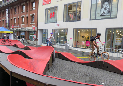 In der Marktgasse, die für den Verkehr gesperrt wurde, stand ein mobiler Pumptrack mit Wellen und Anliegerkurven.