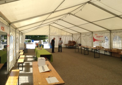 «Zäme bewege» - Das Motto zum diesjährigen «langenthal.bewegt» ist gut angekommen. Bereits am ersten Tag sind zahlreiche Gruppen zum gemeinsamen Minuten-Sammeln im Event-Zentrum «Kreuzfeld» angetreten. Selbstverständlich sind aber auch Einzelpersonen und individuelle Bewegungs-Aktionen jederzeit willkommen. Das Resultat der ersten 5 Stunden von «langenthal.bewegt» 2017 = 23'754 Bewegungsminuten. Zum Resultat vom Vorjahr fehlen somit noch rund 180'000 Minuten. Das schaffen wir!

Gruppen-Selfies finden Beachtung - Die Idee, von jeder Gruppe beim Antreten ein Foto zu schiessen und auf einen Grossbildschirm zu laden, kommt bei den Leuten gut an. Immer wieder werden die endlos abgespielten Bilder betrachtet und natürlich nehmen alle registrierten Gruppen am speziellen Wettbewerb teil.

Als erste unterwegs – Bereits am Vormittag ist die Klasse von Lehrer Hans Hofer zu einer ausgiebigen Bike-Tour gestartet. 24 Schüler/innen und ihr Lehrer waren zusammen viereinhalb Stunden unterwegs und haben so als Gruppe fast 7'000 Bewegungsminuten gesammelt. Bravo!

Aktive Stadtregierung – 5 von 7 Gemeinderäten sind am späten Nachmittag auf den Fuss-Trail gegangen. Mit dabei Stadtpräsident, Vizestadtpräsident und – eigentlich fast von Amtes wegen – die Sportministerin. Während einer guten Stunde haben auch die Magistraten mit Bewegungsminuten zum Ergebnis beigetragen.

Die «wilden» Biker aus Aarwangen – Alle Jahre dabei sind auch die sportlichen Fahrer des Bike-Teams Muemetu. Mit ihren Hightech-Bikes und im einheitlichen Renndress waren sie bereits am ersten Tag nicht nur schnell, sondern auch lang unterwegs.

Qi Gong und Tai Chi Chuen – Völlig neue Bewegungsgefühle vermittelt Ralph Juchli mit seinen fernöstlichen Bewegungskünsten. Erfreulich viele Interessierte liessen sich von ihm in die Geheimnisse dieser hierzulande noch wenig bekannten Bewegungsformen einweihen. Aktiv mit dabei sogar die Berichterstatterin des «Tägus»; da sind wir gespannt auf die Live-Reportage.

Beliebte Angebote – Nach wie vor erleben die wiederum abwechslungsreich ausgeschilderten Trails für Läufer, Jogger, Walker und Wanderer einen guten Zuspruch. Immer mehr Leute sind aber auch per Bike unterwegs. Und auf dem «Kreuzfeld» selber wird natürlich – wie überall, wenn der Nachwuchs dabei ist – eifrig Fussball gespielt. Die Streetsoccer-Anlage ist jedenfalls permanent besetzt.

Die grössten Gruppen am ersten Tag waren die Boys vom Schülertraining der LVL mit über 30 Teilnehmenden, gleich zwei Junioren-Teams des FCL, die Radfahrergruppe der Pro Senectute und natürlich die eingangs erwähnte Schulklasse von Hans Hofer.