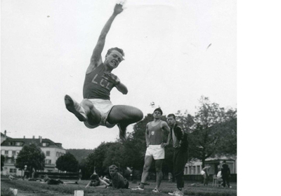 Hans Hönger beim Weitsprung auf den Kreuzfeldanlagen