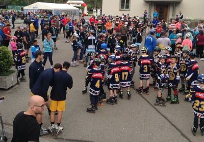 Gemeinsam geht’s offenbar besser. Bereits nach dem zweiten von insgesamt drei Bewegungstagen ist bei «langenthal.bewegt» die vorgegebene Zielsetzung übertroffen worden. Mit 212'952 offiziell registrierten Minuten ist das Total aus dem letztjährigen «Duell der Geschlechter» bereits übertroffen worden. Dazu beigetragen haben am Donnerstag unter anderem:
- die 300 Kindergärtner, die sich an der Kindergarten-Olympiade sechs Stunden lang bewegt haben;
- die einmal mehr in imponierender Zahl zum «City-Skate» angetretenen Inline-Skater am abendlichen Kreuz und Quer durch die Stadt;
- die überaus vielen Schulklassen, die sich auch am Donnerstag in ihrer Turnstunde bei «langenthal.bewegt» engagiert haben.

Imposantes Kindergarten-Olympia. Mit einer eindrücklichen Eröffnungsfeier mit Sternmarsch aller 15 Langenthaler Kindergarten-Klassen sind am Donnerstagvormittag die alle zwei Jahre stattfindenden olympischen Spiele der Jüngsten gestartet worden. Anschliessend betätigten sich die einzelnen Klassen an den verschiedenen Posten aktiv, und kurz nach 14 Uhr traf man sich mit Fanfare und Schlachtruf zur Schlussfeier mit Medaillenübergabe. Fehlen durfte dabei natürlich nicht das traditionelle Maskottchen, der putzige Hase «Hoppel», der für das gemeinsame Aufwärmen und die Medaillenübergabe verantwortlich war.

Aktive Schulklassen. Stellvertretend für die vielen Schulklassen bei «langenthal.bewegt» seien hier zwei positiv registrierte Auftritte erwähnt: zum einen die geschlossen antretenden Klassen des Schulzentrums Elzmatte – kein Wunder beim diesjährigen Elzmatte-Jahresmotto «bewegen»; zum andern die riesige Gruppe des Schulsport-Faches Mini-Volleyball, die mit rund 40 Jugendlichen zum Ausdauer-Wettbewerb angetreten ist.

Imposanter City-Skate. Das abendliche Treffen der schnellen Flitzer auf den kleinen Rollen ist einmal mehr zu einem optischen aber auch zum zahlenmässigen Highlight geworden. Ein fast nicht endendwollender Skater-Tatzelwurm bewegte sich auch diesmal, angeführt von einer Polizeipatrouille, kreuz und quer durch die Stadt. Mit dabei natürlich sämtliche Nachwuchs-Teams des SCL, dazu aktive Spieler der zweiten Mannschaft und des NLB-Meisterteams, aber auch zahlreiche Hobby-Skater und sogar mehrere Einradfahrer/innen. Nach rund einer Stunde liessen es sich die routinierten Roller nicht nehmen, sich nochmals – diesmal etwas zügiger – auf den Weg durch Langenthals Strassen zu machen.