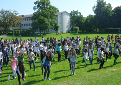 Probe zum "Showdown" vom Freitag: In der grossen Pause der Kreuzfeld-Schulen haben sich am Donnerstag-Vormittag die Schülerinnen und Schüler zur ersten Gesamtprobe für den tänzerischen "Flash-Mob" vom Freitagmittag getroffen. Unter Anleitung von Christa Rytz vom Dance Center Langenthal haben rund 750 Jugendliche erstmals den Tanz gemeinsam vorgeführt, den sie vorher in den einzelnen Klassen unter Anleitung ihrer Lehrkräfte eingeübt hatten. Christa Rytz hat den Tanz kreiert und vor einiger Zeit allen angemeldeten Schulklassen ein Übungs-Video zugestellt. Sie zeigte sich bei der ersten Gesamtprobe sehr zufrieden über die gute Vorbereitung und freut sich darauf, wenn am Freitagmittag um 11.15 Uhr über 50 Schulklassen aus Langenthal, Aarwangen, Lotzwil, Roggwil und Thunstetten-Bützberg mit insgesamt rund 850 Schülerinnen und Schülern das Ganze in einheitlichem Outfit vor hoffentlich viel Publikum vorführen werden. "Langenthal bewegt" tanzt - ein echtes Spektakel mit Musik und Bewegung, das man nicht verpassen sollte.