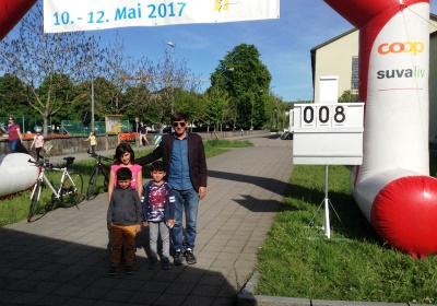 «Zäme bewege» - Das Motto zum diesjährigen «langenthal.bewegt» ist gut angekommen. Bereits am ersten Tag sind zahlreiche Gruppen zum gemeinsamen Minuten-Sammeln im Event-Zentrum «Kreuzfeld» angetreten. Selbstverständlich sind aber auch Einzelpersonen und individuelle Bewegungs-Aktionen jederzeit willkommen. Das Resultat der ersten 5 Stunden von «langenthal.bewegt» 2017 = 23'754 Bewegungsminuten. Zum Resultat vom Vorjahr fehlen somit noch rund 180'000 Minuten. Das schaffen wir!

Gruppen-Selfies finden Beachtung - Die Idee, von jeder Gruppe beim Antreten ein Foto zu schiessen und auf einen Grossbildschirm zu laden, kommt bei den Leuten gut an. Immer wieder werden die endlos abgespielten Bilder betrachtet und natürlich nehmen alle registrierten Gruppen am speziellen Wettbewerb teil.

Als erste unterwegs – Bereits am Vormittag ist die Klasse von Lehrer Hans Hofer zu einer ausgiebigen Bike-Tour gestartet. 24 Schüler/innen und ihr Lehrer waren zusammen viereinhalb Stunden unterwegs und haben so als Gruppe fast 7'000 Bewegungsminuten gesammelt. Bravo!

Aktive Stadtregierung – 5 von 7 Gemeinderäten sind am späten Nachmittag auf den Fuss-Trail gegangen. Mit dabei Stadtpräsident, Vizestadtpräsident und – eigentlich fast von Amtes wegen – die Sportministerin. Während einer guten Stunde haben auch die Magistraten mit Bewegungsminuten zum Ergebnis beigetragen.

Die «wilden» Biker aus Aarwangen – Alle Jahre dabei sind auch die sportlichen Fahrer des Bike-Teams Muemetu. Mit ihren Hightech-Bikes und im einheitlichen Renndress waren sie bereits am ersten Tag nicht nur schnell, sondern auch lang unterwegs.

Qi Gong und Tai Chi Chuen – Völlig neue Bewegungsgefühle vermittelt Ralph Juchli mit seinen fernöstlichen Bewegungskünsten. Erfreulich viele Interessierte liessen sich von ihm in die Geheimnisse dieser hierzulande noch wenig bekannten Bewegungsformen einweihen. Aktiv mit dabei sogar die Berichterstatterin des «Tägus»; da sind wir gespannt auf die Live-Reportage.

Beliebte Angebote – Nach wie vor erleben die wiederum abwechslungsreich ausgeschilderten Trails für Läufer, Jogger, Walker und Wanderer einen guten Zuspruch. Immer mehr Leute sind aber auch per Bike unterwegs. Und auf dem «Kreuzfeld» selber wird natürlich – wie überall, wenn der Nachwuchs dabei ist – eifrig Fussball gespielt. Die Streetsoccer-Anlage ist jedenfalls permanent besetzt.

Die grössten Gruppen am ersten Tag waren die Boys vom Schülertraining der LVL mit über 30 Teilnehmenden, gleich zwei Junioren-Teams des FCL, die Radfahrergruppe der Pro Senectute und natürlich die eingangs erwähnte Schulklasse von Hans Hofer.