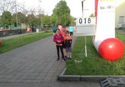 «Zäme bewege» - Das Motto zum diesjährigen «langenthal.bewegt» ist gut angekommen. Bereits am ersten Tag sind zahlreiche Gruppen zum gemeinsamen Minuten-Sammeln im Event-Zentrum «Kreuzfeld» angetreten. Selbstverständlich sind aber auch Einzelpersonen und individuelle Bewegungs-Aktionen jederzeit willkommen. Das Resultat der ersten 5 Stunden von «langenthal.bewegt» 2017 = 23'754 Bewegungsminuten. Zum Resultat vom Vorjahr fehlen somit noch rund 180'000 Minuten. Das schaffen wir!

Gruppen-Selfies finden Beachtung - Die Idee, von jeder Gruppe beim Antreten ein Foto zu schiessen und auf einen Grossbildschirm zu laden, kommt bei den Leuten gut an. Immer wieder werden die endlos abgespielten Bilder betrachtet und natürlich nehmen alle registrierten Gruppen am speziellen Wettbewerb teil.

Als erste unterwegs – Bereits am Vormittag ist die Klasse von Lehrer Hans Hofer zu einer ausgiebigen Bike-Tour gestartet. 24 Schüler/innen und ihr Lehrer waren zusammen viereinhalb Stunden unterwegs und haben so als Gruppe fast 7'000 Bewegungsminuten gesammelt. Bravo!

Aktive Stadtregierung – 5 von 7 Gemeinderäten sind am späten Nachmittag auf den Fuss-Trail gegangen. Mit dabei Stadtpräsident, Vizestadtpräsident und – eigentlich fast von Amtes wegen – die Sportministerin. Während einer guten Stunde haben auch die Magistraten mit Bewegungsminuten zum Ergebnis beigetragen.

Die «wilden» Biker aus Aarwangen – Alle Jahre dabei sind auch die sportlichen Fahrer des Bike-Teams Muemetu. Mit ihren Hightech-Bikes und im einheitlichen Renndress waren sie bereits am ersten Tag nicht nur schnell, sondern auch lang unterwegs.

Qi Gong und Tai Chi Chuen – Völlig neue Bewegungsgefühle vermittelt Ralph Juchli mit seinen fernöstlichen Bewegungskünsten. Erfreulich viele Interessierte liessen sich von ihm in die Geheimnisse dieser hierzulande noch wenig bekannten Bewegungsformen einweihen. Aktiv mit dabei sogar die Berichterstatterin des «Tägus»; da sind wir gespannt auf die Live-Reportage.

Beliebte Angebote – Nach wie vor erleben die wiederum abwechslungsreich ausgeschilderten Trails für Läufer, Jogger, Walker und Wanderer einen guten Zuspruch. Immer mehr Leute sind aber auch per Bike unterwegs. Und auf dem «Kreuzfeld» selber wird natürlich – wie überall, wenn der Nachwuchs dabei ist – eifrig Fussball gespielt. Die Streetsoccer-Anlage ist jedenfalls permanent besetzt.

Die grössten Gruppen am ersten Tag waren die Boys vom Schülertraining der LVL mit über 30 Teilnehmenden, gleich zwei Junioren-Teams des FCL, die Radfahrergruppe der Pro Senectute und natürlich die eingangs erwähnte Schulklasse von Hans Hofer.