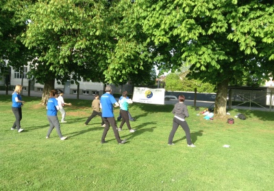 «Zäme bewege» - Das Motto zum diesjährigen «langenthal.bewegt» ist gut angekommen. Bereits am ersten Tag sind zahlreiche Gruppen zum gemeinsamen Minuten-Sammeln im Event-Zentrum «Kreuzfeld» angetreten. Selbstverständlich sind aber auch Einzelpersonen und individuelle Bewegungs-Aktionen jederzeit willkommen. Das Resultat der ersten 5 Stunden von «langenthal.bewegt» 2017 = 23'754 Bewegungsminuten. Zum Resultat vom Vorjahr fehlen somit noch rund 180'000 Minuten. Das schaffen wir!

Gruppen-Selfies finden Beachtung - Die Idee, von jeder Gruppe beim Antreten ein Foto zu schiessen und auf einen Grossbildschirm zu laden, kommt bei den Leuten gut an. Immer wieder werden die endlos abgespielten Bilder betrachtet und natürlich nehmen alle registrierten Gruppen am speziellen Wettbewerb teil.

Als erste unterwegs – Bereits am Vormittag ist die Klasse von Lehrer Hans Hofer zu einer ausgiebigen Bike-Tour gestartet. 24 Schüler/innen und ihr Lehrer waren zusammen viereinhalb Stunden unterwegs und haben so als Gruppe fast 7'000 Bewegungsminuten gesammelt. Bravo!

Aktive Stadtregierung – 5 von 7 Gemeinderäten sind am späten Nachmittag auf den Fuss-Trail gegangen. Mit dabei Stadtpräsident, Vizestadtpräsident und – eigentlich fast von Amtes wegen – die Sportministerin. Während einer guten Stunde haben auch die Magistraten mit Bewegungsminuten zum Ergebnis beigetragen.

Die «wilden» Biker aus Aarwangen – Alle Jahre dabei sind auch die sportlichen Fahrer des Bike-Teams Muemetu. Mit ihren Hightech-Bikes und im einheitlichen Renndress waren sie bereits am ersten Tag nicht nur schnell, sondern auch lang unterwegs.

Qi Gong und Tai Chi Chuen – Völlig neue Bewegungsgefühle vermittelt Ralph Juchli mit seinen fernöstlichen Bewegungskünsten. Erfreulich viele Interessierte liessen sich von ihm in die Geheimnisse dieser hierzulande noch wenig bekannten Bewegungsformen einweihen. Aktiv mit dabei sogar die Berichterstatterin des «Tägus»; da sind wir gespannt auf die Live-Reportage.

Beliebte Angebote – Nach wie vor erleben die wiederum abwechslungsreich ausgeschilderten Trails für Läufer, Jogger, Walker und Wanderer einen guten Zuspruch. Immer mehr Leute sind aber auch per Bike unterwegs. Und auf dem «Kreuzfeld» selber wird natürlich – wie überall, wenn der Nachwuchs dabei ist – eifrig Fussball gespielt. Die Streetsoccer-Anlage ist jedenfalls permanent besetzt.

Die grössten Gruppen am ersten Tag waren die Boys vom Schülertraining der LVL mit über 30 Teilnehmenden, gleich zwei Junioren-Teams des FCL, die Radfahrergruppe der Pro Senectute und natürlich die eingangs erwähnte Schulklasse von Hans Hofer.