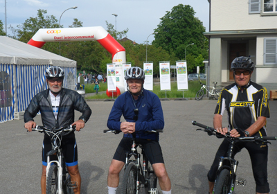 Guter Start - spannendes "Duell der Geschlechter":
Guter Start für "Langenthal bewegt". Bei idealem Wetter haben sich bereits am ersten Abend viele Langenthalerinnen und Langenthaler bewegt - nicht nur, denn erstmals sind ja in diesem Jahr auch Nachbargemeinden mit von der Partie. Und da hat sich bereits am ersten Tag Aarwangen kräftig ins Zeug gelegt. Einheitlich, in schmucke hellblaue Shirts gekleidet, ist zuerst eine grössere Frauengruppe aus dem Nachbardorf auf die Walking-Strecke gegangen, und später hat dann sogar das Aarwanger Gemeinderatsbüro per Bike Bewegungsminuten gesammelt.
Aber auch Langenthaler Prominenz hat sich bereits am ersten Abend blicken lassen. Gemeinderat und "Sportminister" Daniel Rüegger war per Bike unterwegs, Stadtrat und LVL-Vizepräsident Daniel Steiner ging auf den Lauf-Trail, und Architekt und SCL-Boss Stephan Anliker betätigte sich gleich mit einem Teil seiner Belegschaft sportlich. Daneben Einzelpersonen, Gruppen, Vereine und - auf dem Kreuzfeld-Areal selber - viele Vereine, die ihr Training hierher verlegt haben, so zum Beispiel die Schülerinnen und Schüler der LV Langenthal, mehrere Schüler- und Juniorenteams des FC Langenthal, die Unihockeyspieler von ULA, das Einradteam Oberaargau und die Orientierungsläufer von der OLV Langenthal. Weitere Aktivitäten aber auch im Skaterpark, an der Kletterwand in der Dreifach-Halle, und sogar der neue Kinderspielplatz beim Schulhaus K2 wurde in die Aktion mit einbezogen.

Ausgeglichenes Duell
Am Ende des ersten Abends stand das "Duell der Geschlechter" fast auf die Minute genau unentschieden, nämlich: Manne/Giele = 15'998 Minuten / Froue/Meitli = 15'625 Minuten. Das sind zusammengezählt über 31'000 Minuten - da fehlt noch Einiges bis zum angestrebten Ziel von total 200'000 Bewegungsminuten. Dieses Ziel wurde letztes Jahr übertroffen, allerdings nicht zuletzt dank rund 50'000 Bewegungsminuten aus der nur alle zwei Jahre durchgeführten Kindergarten-Olympiade.
