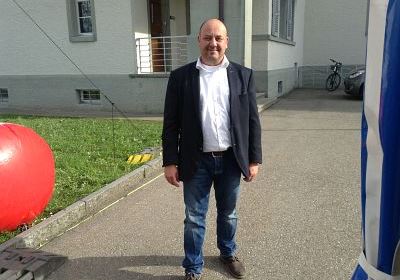 Gemeinsam geht’s offenbar besser. Bereits nach dem zweiten von insgesamt drei Bewegungstagen ist bei «langenthal.bewegt» die vorgegebene Zielsetzung übertroffen worden. Mit 212'952 offiziell registrierten Minuten ist das Total aus dem letztjährigen «Duell der Geschlechter» bereits übertroffen worden. Dazu beigetragen haben am Donnerstag unter anderem:
- die 300 Kindergärtner, die sich an der Kindergarten-Olympiade sechs Stunden lang bewegt haben;
- die einmal mehr in imponierender Zahl zum «City-Skate» angetretenen Inline-Skater am abendlichen Kreuz und Quer durch die Stadt;
- die überaus vielen Schulklassen, die sich auch am Donnerstag in ihrer Turnstunde bei «langenthal.bewegt» engagiert haben.

Imposantes Kindergarten-Olympia. Mit einer eindrücklichen Eröffnungsfeier mit Sternmarsch aller 15 Langenthaler Kindergarten-Klassen sind am Donnerstagvormittag die alle zwei Jahre stattfindenden olympischen Spiele der Jüngsten gestartet worden. Anschliessend betätigten sich die einzelnen Klassen an den verschiedenen Posten aktiv, und kurz nach 14 Uhr traf man sich mit Fanfare und Schlachtruf zur Schlussfeier mit Medaillenübergabe. Fehlen durfte dabei natürlich nicht das traditionelle Maskottchen, der putzige Hase «Hoppel», der für das gemeinsame Aufwärmen und die Medaillenübergabe verantwortlich war.

Aktive Schulklassen. Stellvertretend für die vielen Schulklassen bei «langenthal.bewegt» seien hier zwei positiv registrierte Auftritte erwähnt: zum einen die geschlossen antretenden Klassen des Schulzentrums Elzmatte – kein Wunder beim diesjährigen Elzmatte-Jahresmotto «bewegen»; zum andern die riesige Gruppe des Schulsport-Faches Mini-Volleyball, die mit rund 40 Jugendlichen zum Ausdauer-Wettbewerb angetreten ist.

Imposanter City-Skate. Das abendliche Treffen der schnellen Flitzer auf den kleinen Rollen ist einmal mehr zu einem optischen aber auch zum zahlenmässigen Highlight geworden. Ein fast nicht endendwollender Skater-Tatzelwurm bewegte sich auch diesmal, angeführt von einer Polizeipatrouille, kreuz und quer durch die Stadt. Mit dabei natürlich sämtliche Nachwuchs-Teams des SCL, dazu aktive Spieler der zweiten Mannschaft und des NLB-Meisterteams, aber auch zahlreiche Hobby-Skater und sogar mehrere Einradfahrer/innen. Nach rund einer Stunde liessen es sich die routinierten Roller nicht nehmen, sich nochmals – diesmal etwas zügiger – auf den Weg durch Langenthals Strassen zu machen.