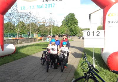 «Zäme bewege» - Das Motto zum diesjährigen «langenthal.bewegt» ist gut angekommen. Bereits am ersten Tag sind zahlreiche Gruppen zum gemeinsamen Minuten-Sammeln im Event-Zentrum «Kreuzfeld» angetreten. Selbstverständlich sind aber auch Einzelpersonen und individuelle Bewegungs-Aktionen jederzeit willkommen. Das Resultat der ersten 5 Stunden von «langenthal.bewegt» 2017 = 23'754 Bewegungsminuten. Zum Resultat vom Vorjahr fehlen somit noch rund 180'000 Minuten. Das schaffen wir!

Gruppen-Selfies finden Beachtung - Die Idee, von jeder Gruppe beim Antreten ein Foto zu schiessen und auf einen Grossbildschirm zu laden, kommt bei den Leuten gut an. Immer wieder werden die endlos abgespielten Bilder betrachtet und natürlich nehmen alle registrierten Gruppen am speziellen Wettbewerb teil.

Als erste unterwegs – Bereits am Vormittag ist die Klasse von Lehrer Hans Hofer zu einer ausgiebigen Bike-Tour gestartet. 24 Schüler/innen und ihr Lehrer waren zusammen viereinhalb Stunden unterwegs und haben so als Gruppe fast 7'000 Bewegungsminuten gesammelt. Bravo!

Aktive Stadtregierung – 5 von 7 Gemeinderäten sind am späten Nachmittag auf den Fuss-Trail gegangen. Mit dabei Stadtpräsident, Vizestadtpräsident und – eigentlich fast von Amtes wegen – die Sportministerin. Während einer guten Stunde haben auch die Magistraten mit Bewegungsminuten zum Ergebnis beigetragen.

Die «wilden» Biker aus Aarwangen – Alle Jahre dabei sind auch die sportlichen Fahrer des Bike-Teams Muemetu. Mit ihren Hightech-Bikes und im einheitlichen Renndress waren sie bereits am ersten Tag nicht nur schnell, sondern auch lang unterwegs.

Qi Gong und Tai Chi Chuen – Völlig neue Bewegungsgefühle vermittelt Ralph Juchli mit seinen fernöstlichen Bewegungskünsten. Erfreulich viele Interessierte liessen sich von ihm in die Geheimnisse dieser hierzulande noch wenig bekannten Bewegungsformen einweihen. Aktiv mit dabei sogar die Berichterstatterin des «Tägus»; da sind wir gespannt auf die Live-Reportage.

Beliebte Angebote – Nach wie vor erleben die wiederum abwechslungsreich ausgeschilderten Trails für Läufer, Jogger, Walker und Wanderer einen guten Zuspruch. Immer mehr Leute sind aber auch per Bike unterwegs. Und auf dem «Kreuzfeld» selber wird natürlich – wie überall, wenn der Nachwuchs dabei ist – eifrig Fussball gespielt. Die Streetsoccer-Anlage ist jedenfalls permanent besetzt.

Die grössten Gruppen am ersten Tag waren die Boys vom Schülertraining der LVL mit über 30 Teilnehmenden, gleich zwei Junioren-Teams des FCL, die Radfahrergruppe der Pro Senectute und natürlich die eingangs erwähnte Schulklasse von Hans Hofer.