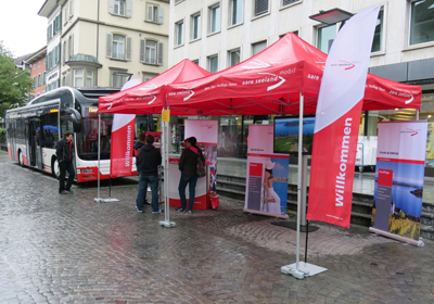 Die Aare Seeland mobil AG präsentierte in der Marktgasse den neuen Hybridbus und stand der Bevölkerung für Fragen bspw. zu Libero-Tarifverbund zur Verfügung.