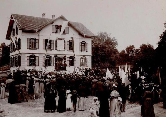 Am 6.6.1895 wurde das Schulhaus Ambar (heute Gemeindehaus) eröffnet. Die Bevölkerung feierte das Fest in bester Kleidung.