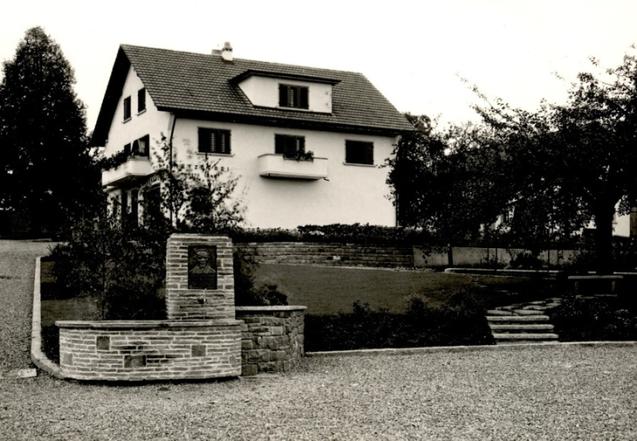 Die ehemalige Metzgerei Lang mit Xaver Herzog-Brunnen