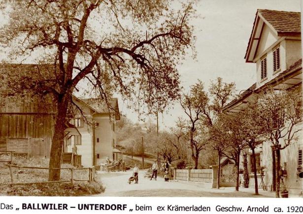 Links vorne: Haus Familie Horat
Links hinten: alte Bäckerei Köpfli
Rechts: Haus ehem. Geschwister Arnold, ehem. Süess Bethli (Abbruch ca. 1993)