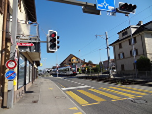 Kreisel beim Sternen mit Fussgängerstreifen und Bahn