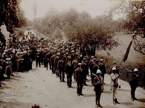 1895 - Festumzug zum neuen Schulhaus Ambar