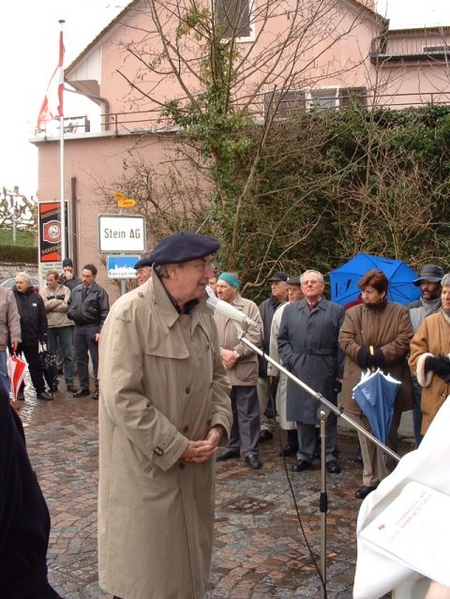 Franz Jaeck von der kantonalen Denkmalpflege lobt die Sanierung des geschichtsträchtigen Wegkreuzes und äussert sich positiv überrascht über die gute grenzüberschreitende Zusammenarbeit.
