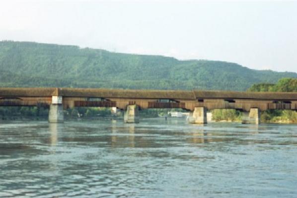 Die Holzbrücke vom Boot aus gesehen.
