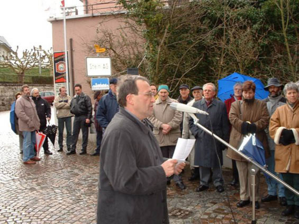 Gemeinderat Hansjörg Güntert informiert über die geschichtlichen Hintergründe.
