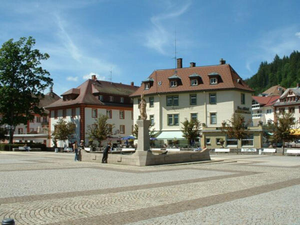 Der Platz vor dem Dom mit der Statue des heiligen St. Blasius.
