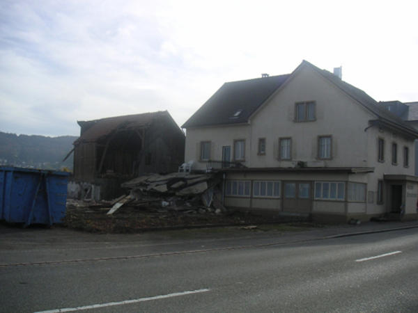 Im Spätherbst 2005 wurden die Gebäude des Gasthauses Kreuzstrasse abgerissen. Das bekannte Speiserestaurant musste einer neuen Wohnüberbauung weichen.
