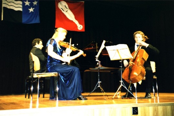 Roberto Paruzzo (Italien) am Flügel, Tom Cherill (England) am Cello und Anita Grolimund (Schweiz) an der Violine.
