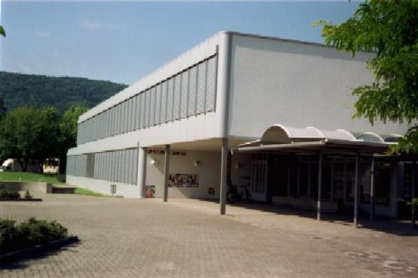 Das Blaue Schulhaus - Haupteingang.
