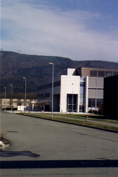 Die Hauptstrasse im Firmenareal, welches rund 38 ha umfasst. Im Hintergrund der Sterilbau, welcher im Jahr 2000 fertiggestellt wurde. Baukosten: 400 Millionen Schweizerfranken.
