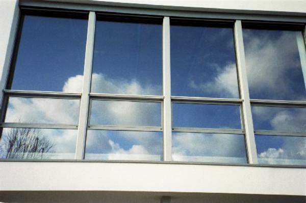 Der prächtige Himmel spiegelt sich im neuen Saalbau im Januar 2002.

