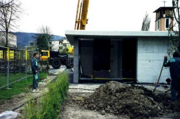 Aufgrund einer langen Regenperiode hat sich das Anpflanzen der Bäume verzögert.
