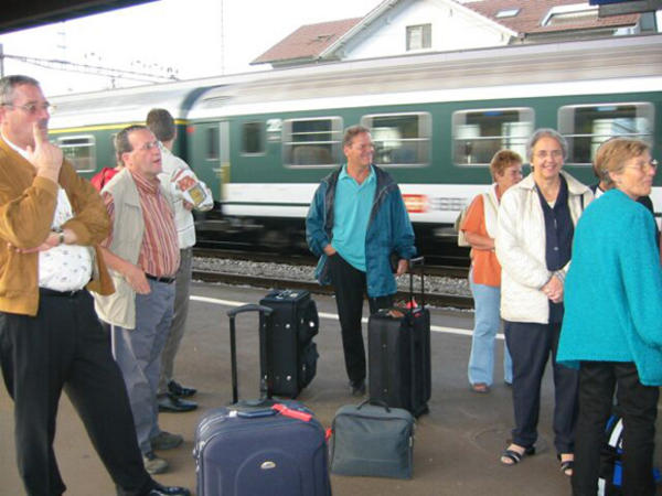 Am Wochenende des 5. Oktober 2003 begab sich der Gemeinderat mit Ehegatten und Kanzler auf eine private Reise nach Florenz. Warten auf den Zug im Bahnhof Stein.
