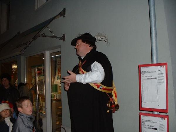 Wortgewandt und mit viel unterhaltungswert zog der Nachwächter seine Gäste in den Bann. Auf halbem Weg wurde ein Glühwein offeriert.
