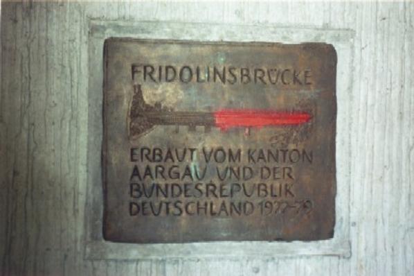Erinnerungstafel an die Eröffnung der Fridolinsbrücke.
