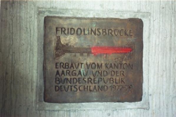 Erinnerungstafel an die Eröffnung der Fridolinsbrücke.
