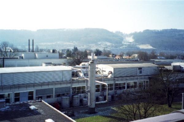 Blick über die Produktionsanlagen in Richtung Dorfteil "Rüti".
