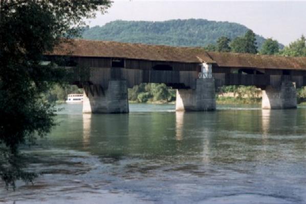 Die rheinaufwärts gerichtete Seite der Holzbrücke.
