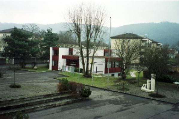 Blick über den Pausenplatz zum Gemeindehaus.
