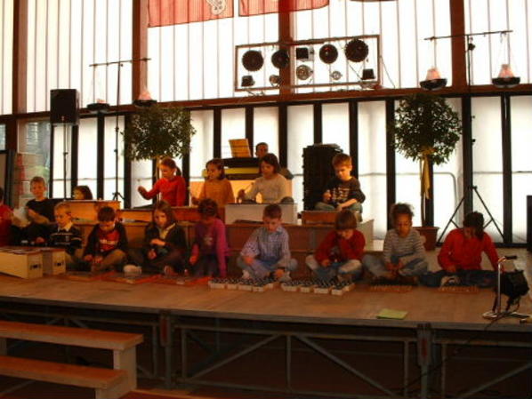 An der Steiner Mäss ist auch für Unterhaltung gesorgt - hier die Grundschule der Jugendmusikschule Stein.

