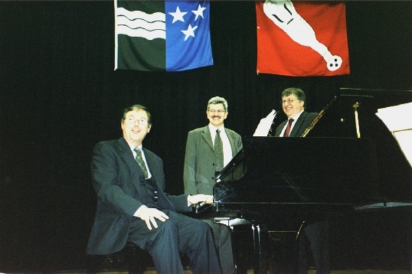 Der wertvolle Konzertflügel wird von Markus Rohrer, Regierungsrat Roland Brogli und Gemeindeammann Hansueli Bühler begutachtet (von links nach rechts).
