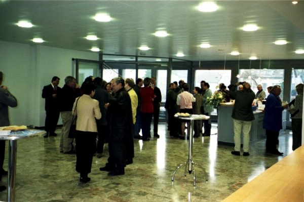 Im Foyer wurde den zahlreichen Gästen aus nah und fern, aus Wirtschaft, Kultur und Politik ein Apéro offeriert. Der Samstag, 5. Januar 2002 ein denkwürdiger Tag für die Gemeinde Stein. 
